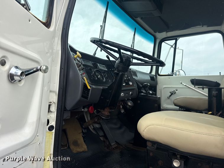 image for item EG8838 1995 Ford LT8000 applicator truck