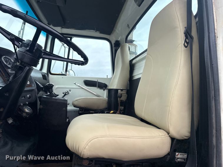 image for item EG8838 1995 Ford LT8000 applicator truck