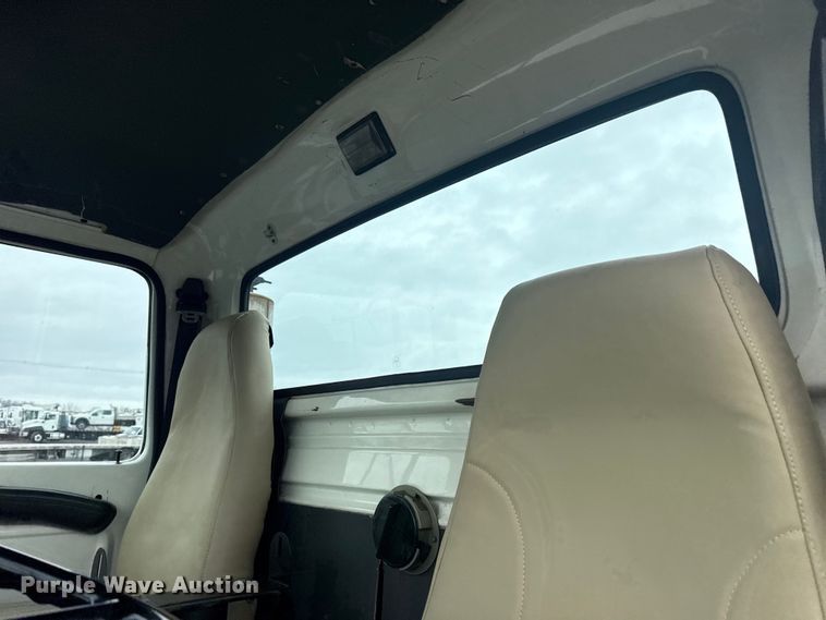 image for item EG8838 1995 Ford LT8000 applicator truck