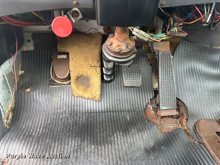 image for item EG8838 1995 Ford LT8000 applicator truck