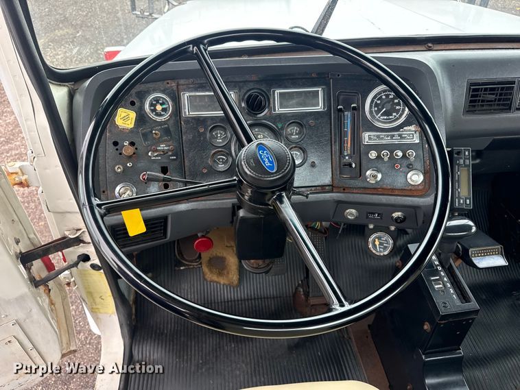 image for item EG8838 1995 Ford LT8000 applicator truck