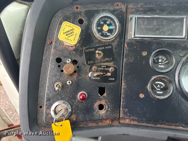 image for item EG8838 1995 Ford LT8000 applicator truck