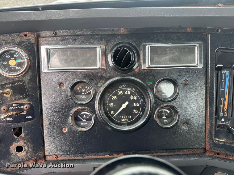 image for item EG8838 1995 Ford LT8000 applicator truck