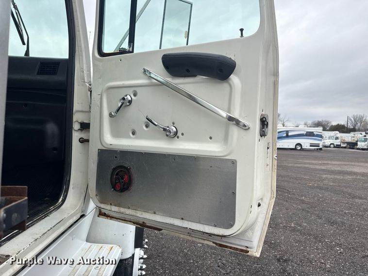 image for item EG8838 1995 Ford LT8000 applicator truck