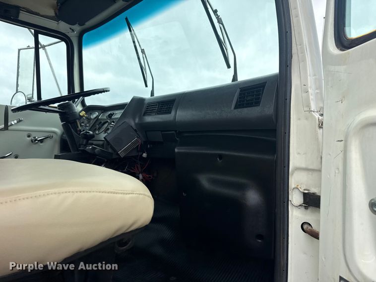 image for item EG8838 1995 Ford LT8000 applicator truck