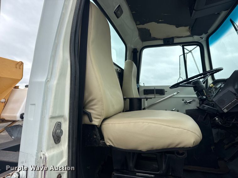 image for item EG8838 1995 Ford LT8000 applicator truck