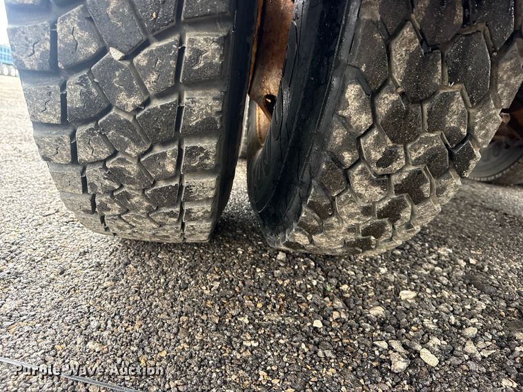 image for item EG8838 1995 Ford LT8000 applicator truck