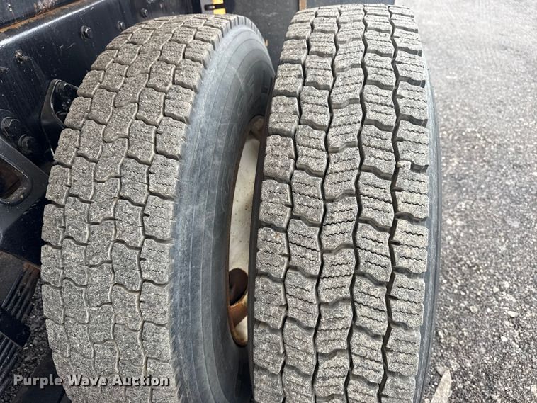 image for item EG8838 1995 Ford LT8000 applicator truck