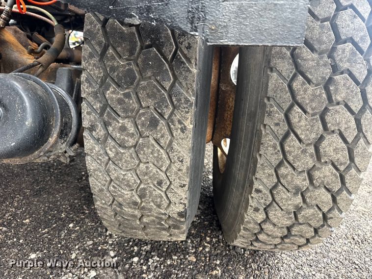 image for item EG8838 1995 Ford LT8000 applicator truck