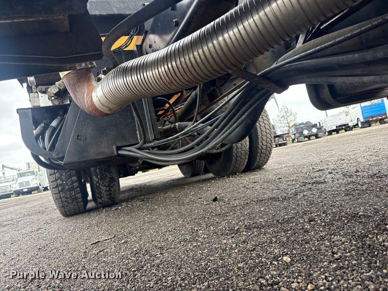 image for item EG8838 1995 Ford LT8000 applicator truck