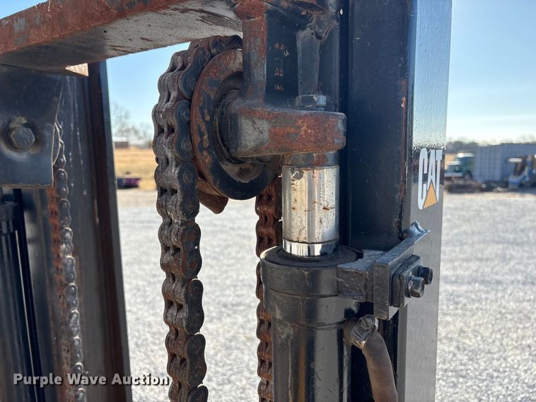 image for item EI5774 Caterpillar 80 forklift