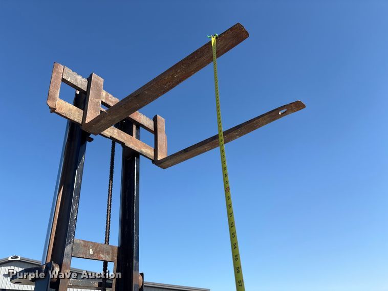 image for item EI5774 Caterpillar 80 forklift