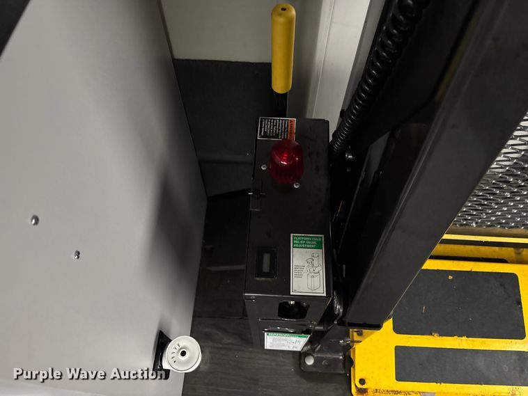 image for item EM5024 2018 Starcraft Ford E450 Super Duty shuttle bus