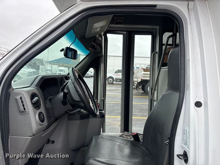 image for item EM5024 2018 Starcraft Ford E450 Super Duty shuttle bus