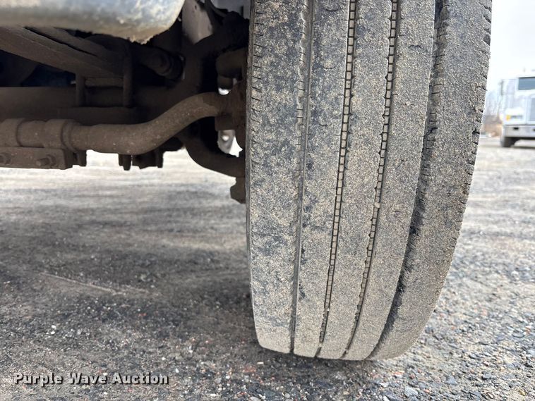 image for item EM5027 2001 Ford F550 truck cab and chassis