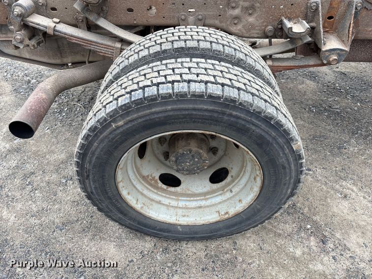 image for item EM5027 2001 Ford F550 truck cab and chassis