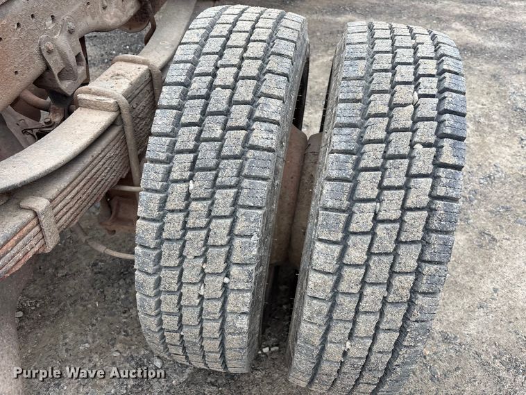 image for item EM5027 2001 Ford F550 truck cab and chassis