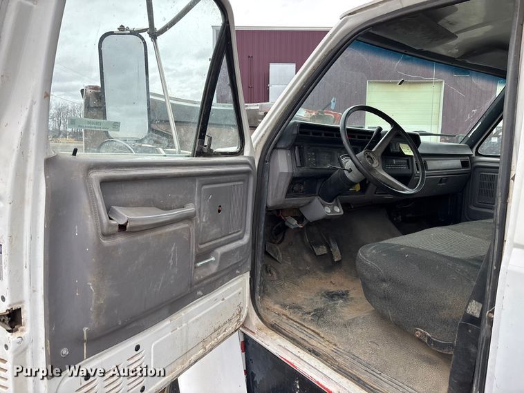 image for item EM5030 1995 Ford F700 box truck