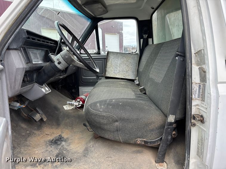 image for item EM5030 1995 Ford F700 box truck