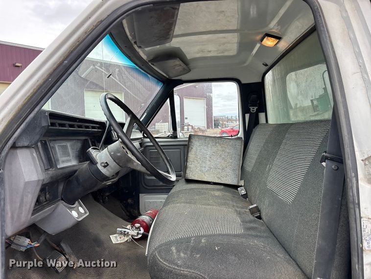 image for item EM5030 1995 Ford F700 box truck