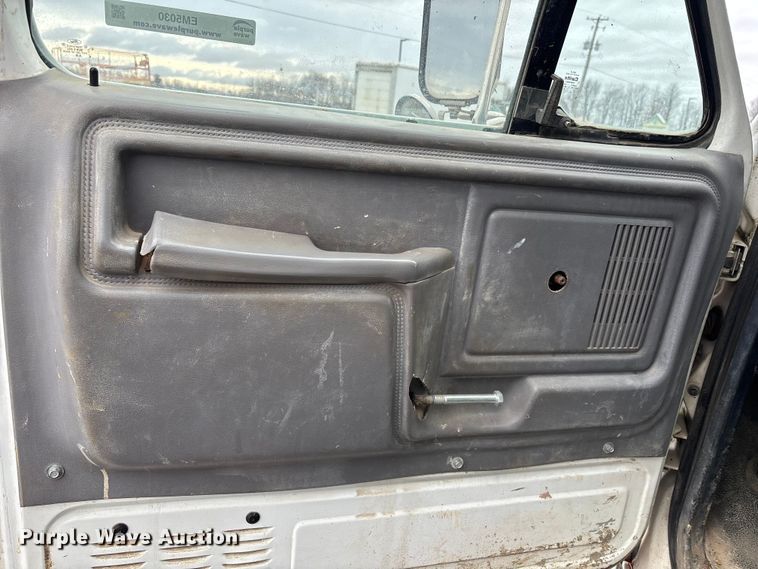 image for item EM5030 1995 Ford F700 box truck