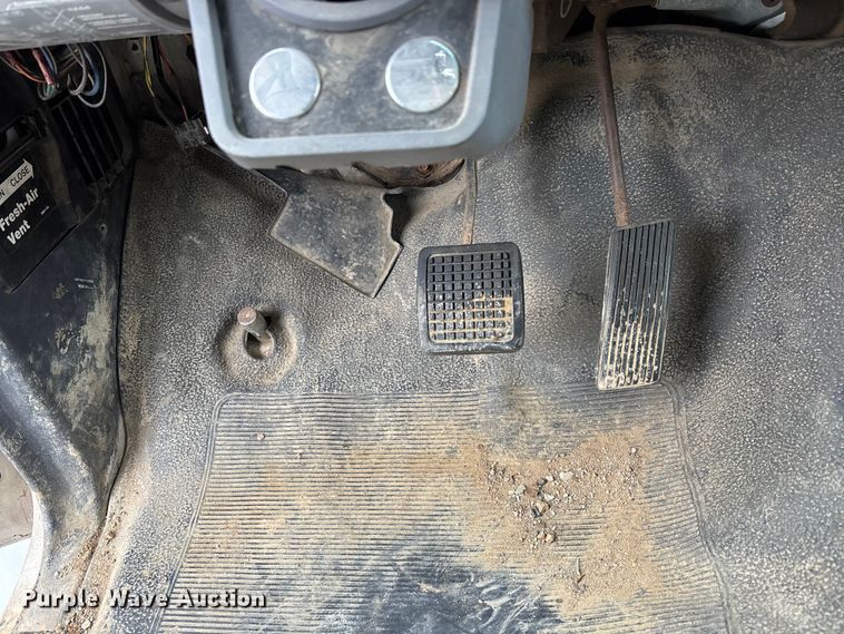 image for item EM5030 1995 Ford F700 box truck