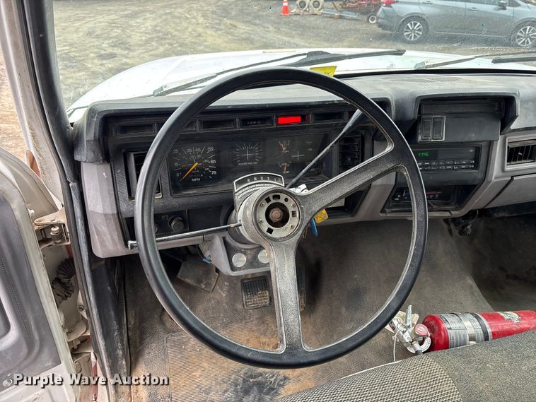 image for item EM5030 1995 Ford F700 box truck