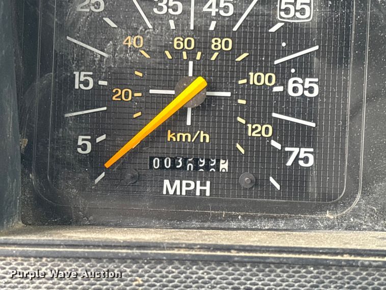 image for item EM5030 1995 Ford F700 box truck