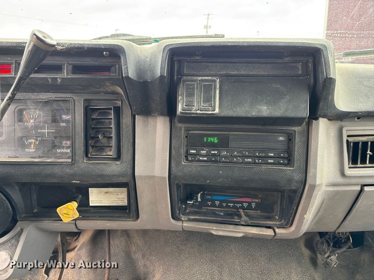 image for item EM5030 1995 Ford F700 box truck