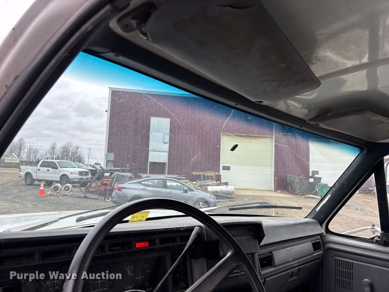 image for item EM5030 1995 Ford F700 box truck