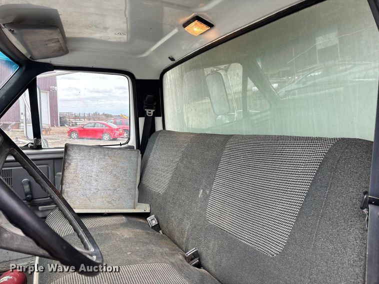 image for item EM5030 1995 Ford F700 box truck