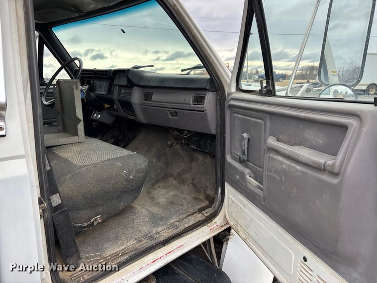 image for item EM5030 1995 Ford F700 box truck