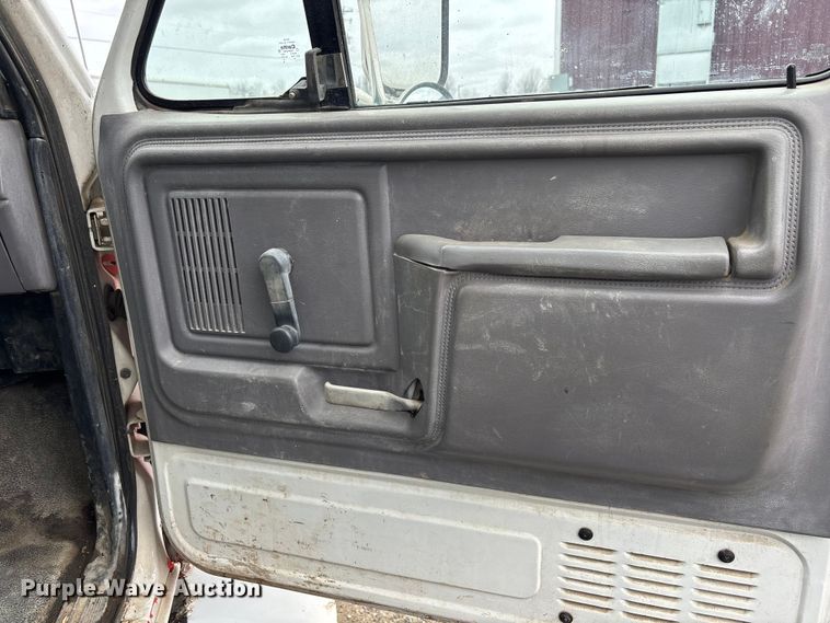 image for item EM5030 1995 Ford F700 box truck