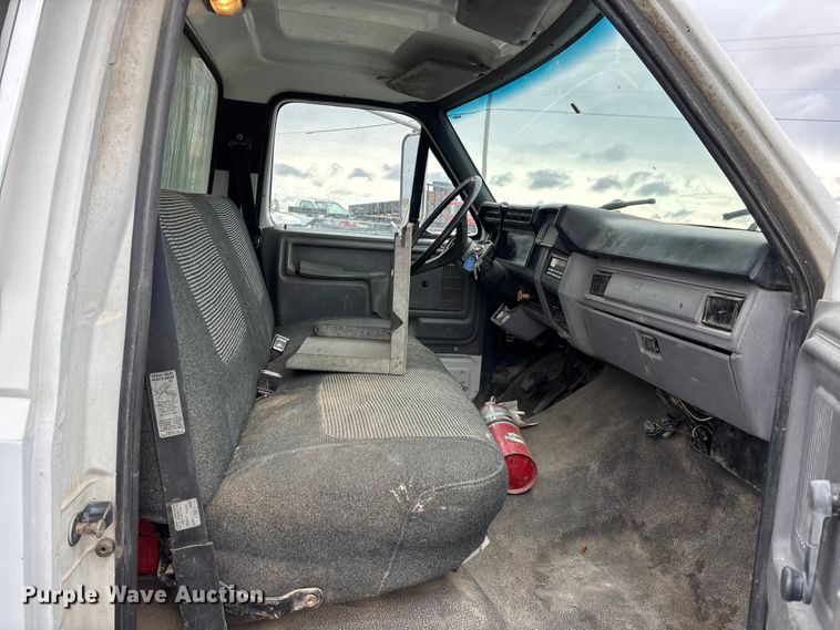 image for item EM5030 1995 Ford F700 box truck