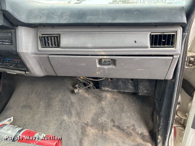 image for item EM5030 1995 Ford F700 box truck