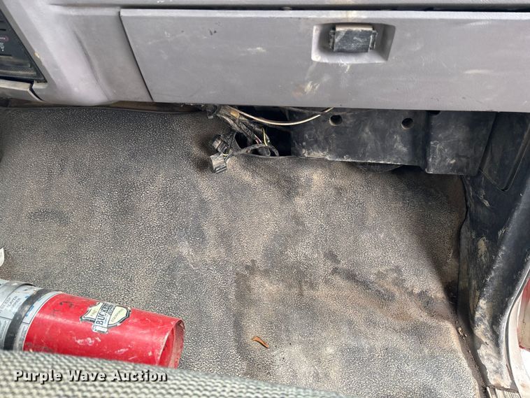 image for item EM5030 1995 Ford F700 box truck