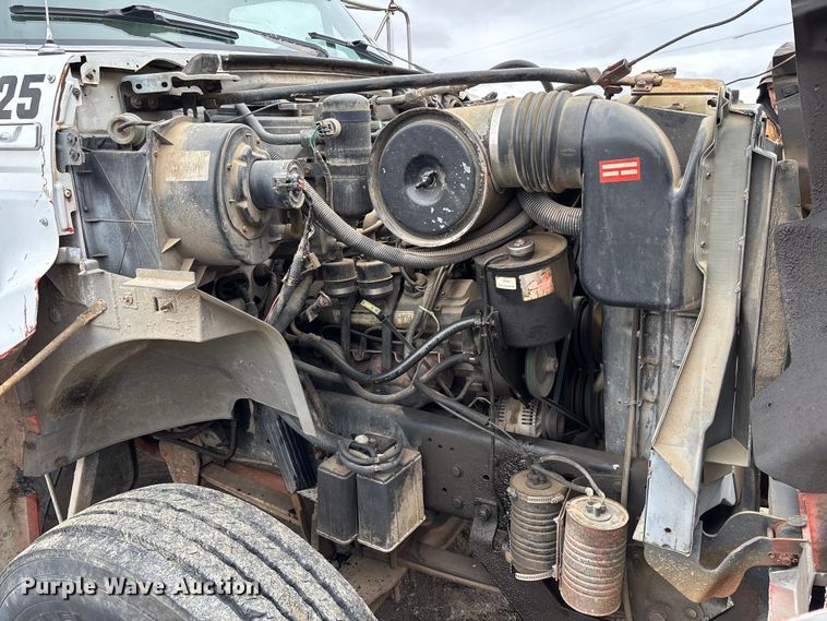 image for item EM5030 1995 Ford F700 box truck