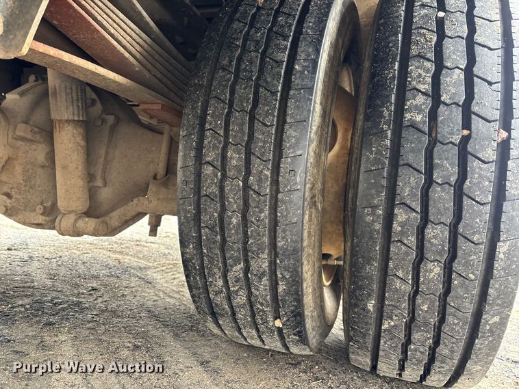 image for item EM5030 1995 Ford F700 box truck