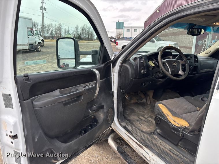 image for item EM5032 2013 Chevrolet Silverado 3500HD Crew Cab utility bed pickup truck