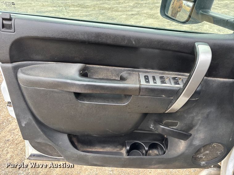 image for item EM5032 2013 Chevrolet Silverado 3500HD Crew Cab utility bed pickup truck