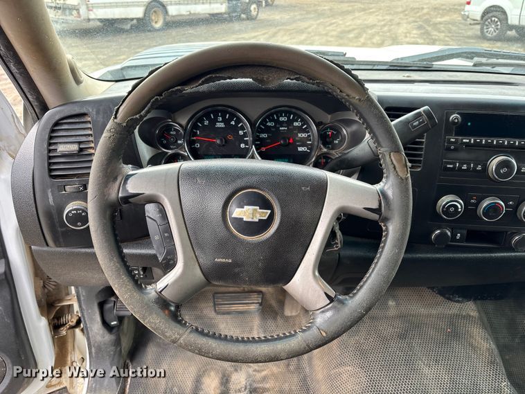 image for item EM5032 2013 Chevrolet Silverado 3500HD Crew Cab utility bed pickup truck