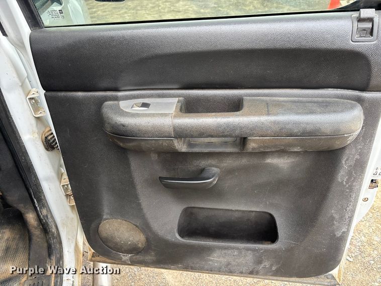 image for item EM5032 2013 Chevrolet Silverado 3500HD Crew Cab utility bed pickup truck