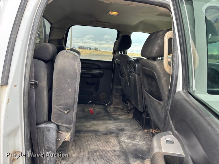 image for item EM5032 2013 Chevrolet Silverado 3500HD Crew Cab utility bed pickup truck