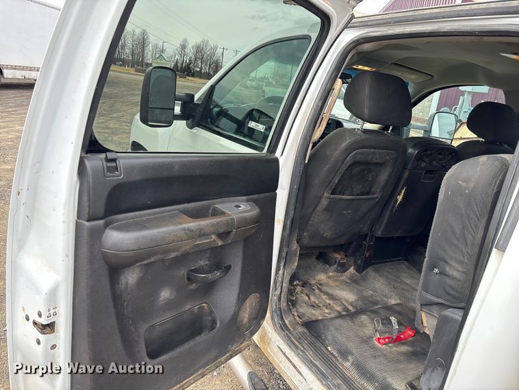 image for item EM5032 2013 Chevrolet Silverado 3500HD Crew Cab utility bed pickup truck