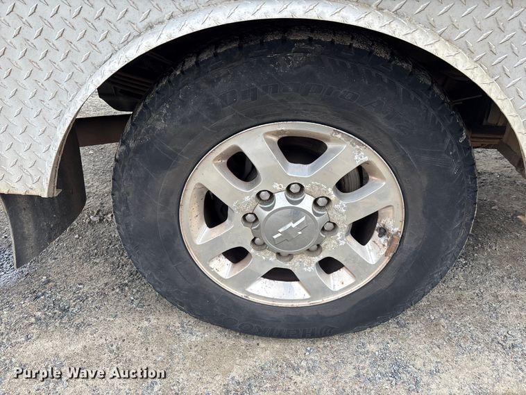 image for item EM5032 2013 Chevrolet Silverado 3500HD Crew Cab utility bed pickup truck