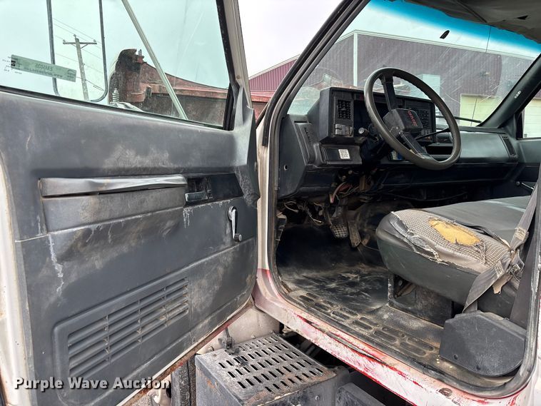 image for item EM5035 2000 GMC C5500 box truck