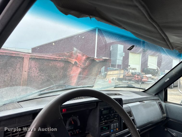 image for item EM5035 2000 GMC C5500 box truck