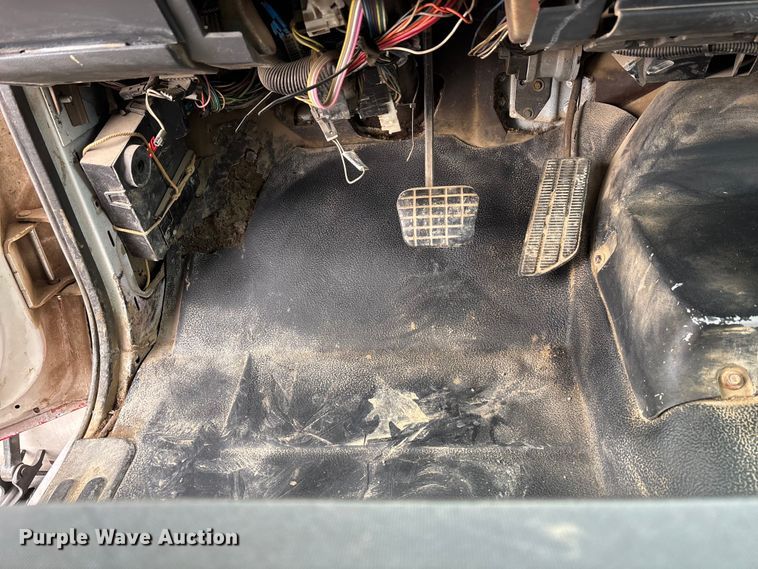 image for item EM5035 2000 GMC C5500 box truck