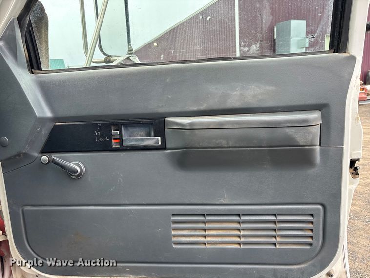 image for item EM5035 2000 GMC C5500 box truck