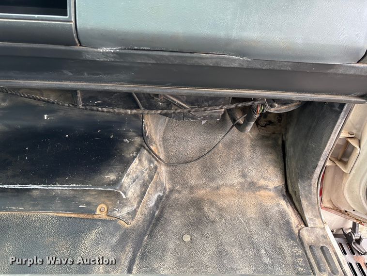 image for item EM5035 2000 GMC C5500 box truck